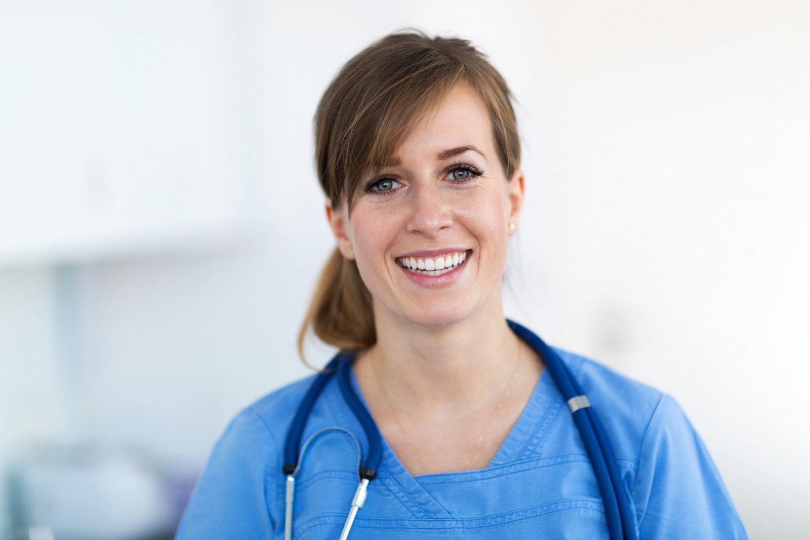 Les différences entre l'aide-soignante et l'infirmière auxiliaire : comprendre les rôles distincts dans les soins de santé